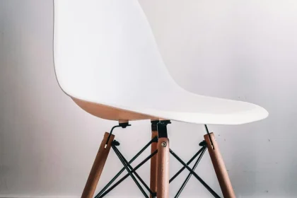 Creative folding chair uses a flat wooden frame for rigidity, and flexible cords for comfortable seating