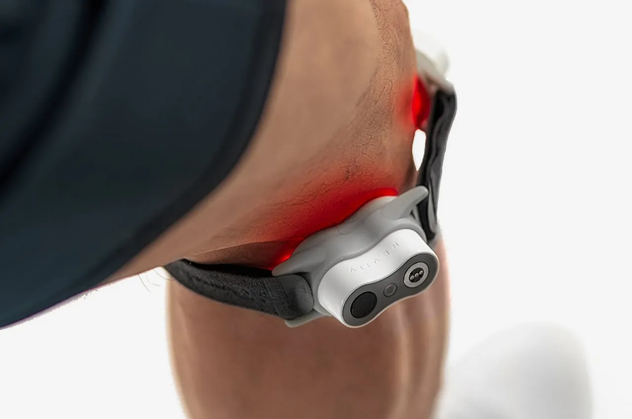 This modular medical wearable uses dual-light therapy to heal knee injuries and relieve joint painReviewed by Amanda Collins - Health Content Reviewer This modular medical wearable uses dual-light therapy to heal knee injuries and relieve joint painReviewed by Amanda Collins - Health Content Reviewer